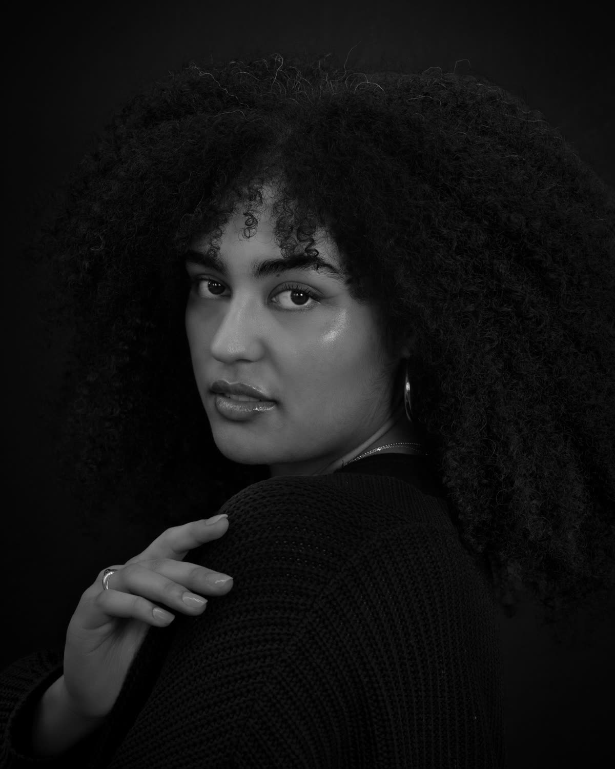 Portrait aux cheveux bouclés en noir et blanc