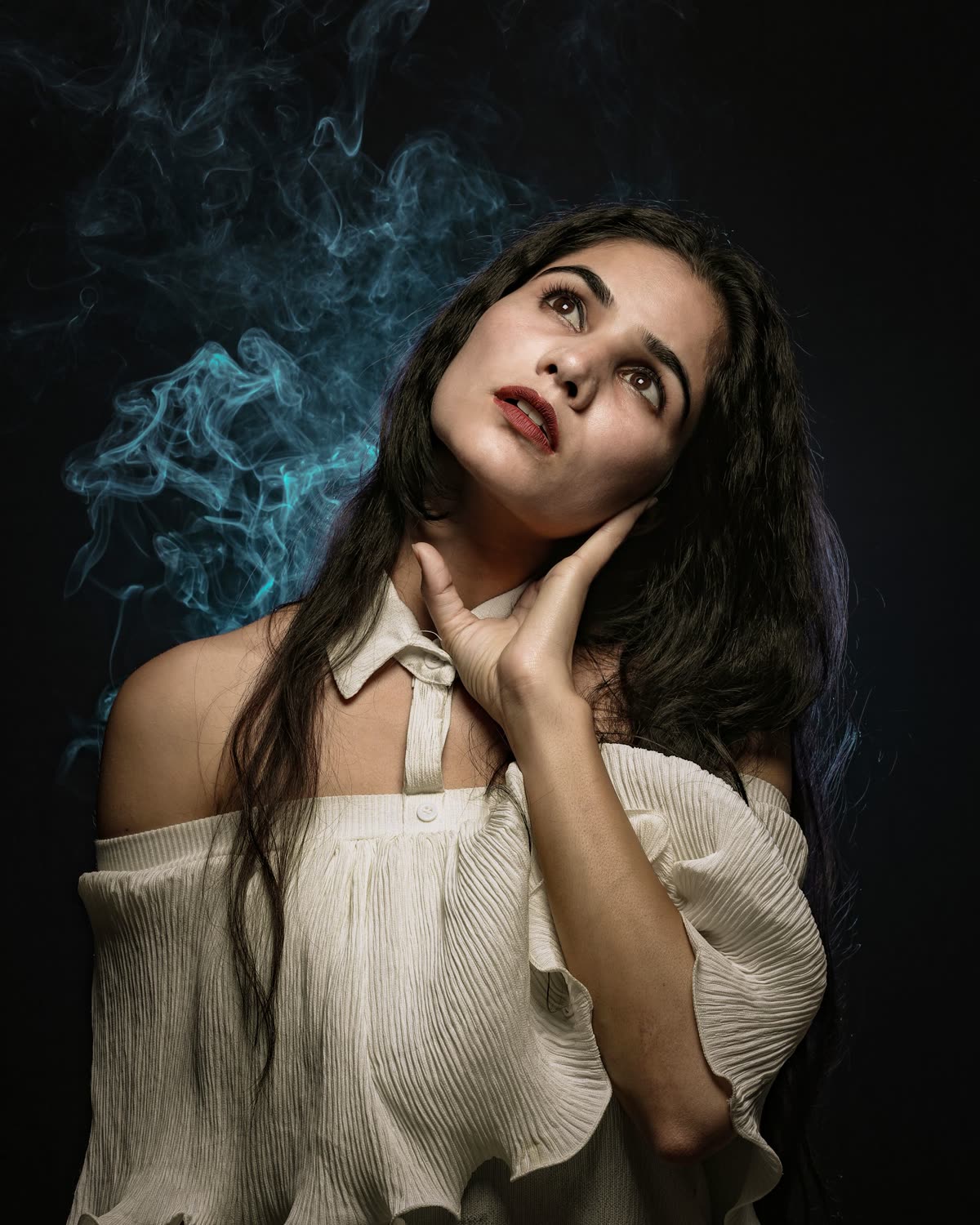 Portrait de studio enveloppé de fumée
