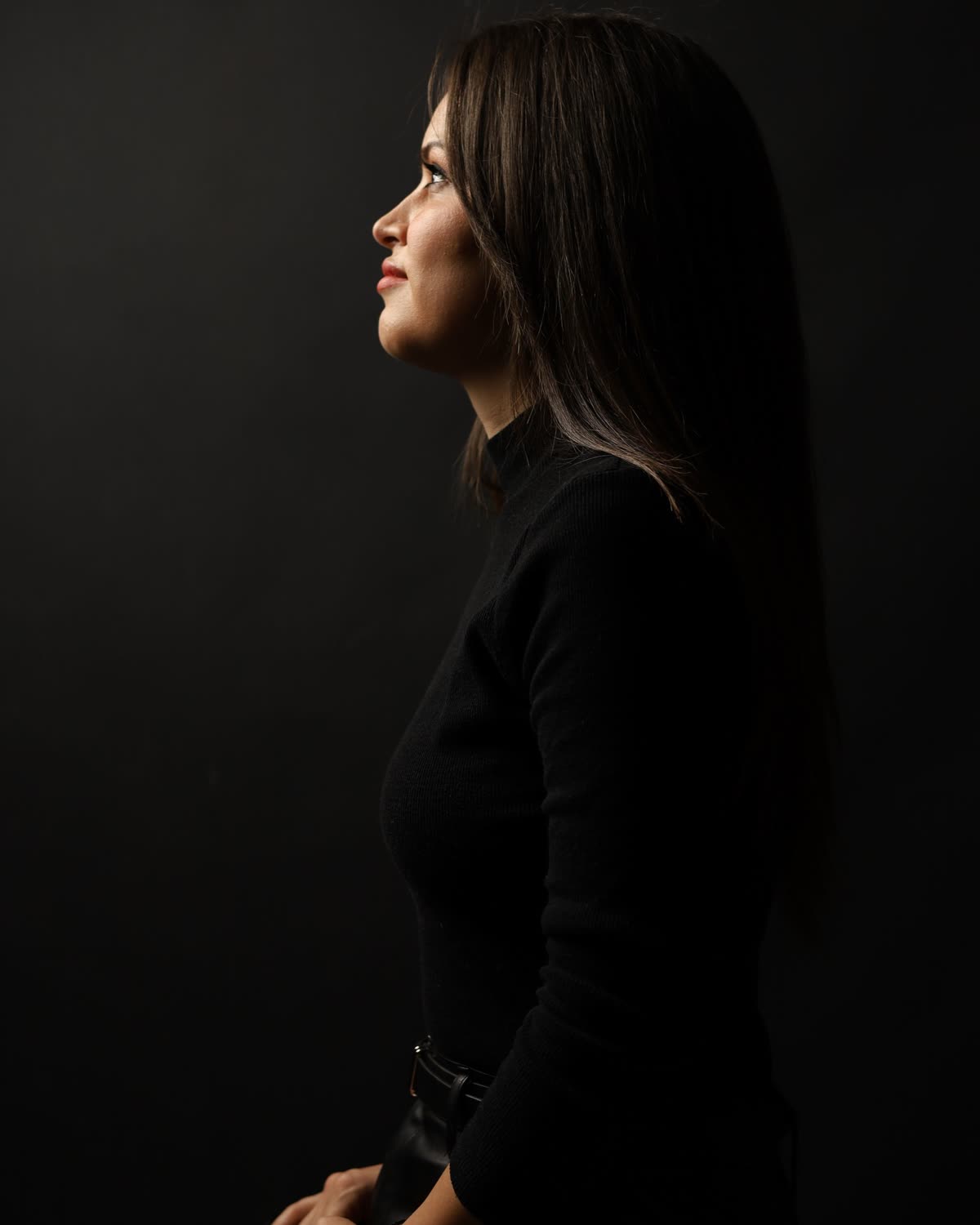 Visage de profil éclairé en studio