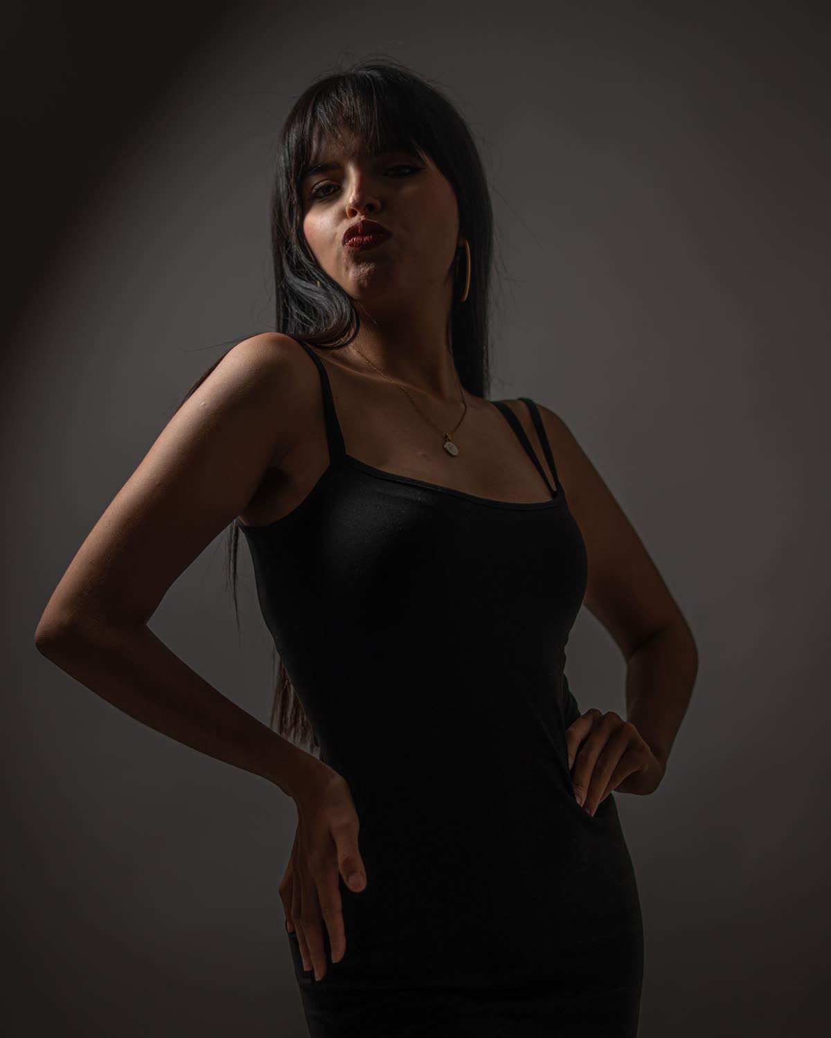 Portrait de mode en robe sombre