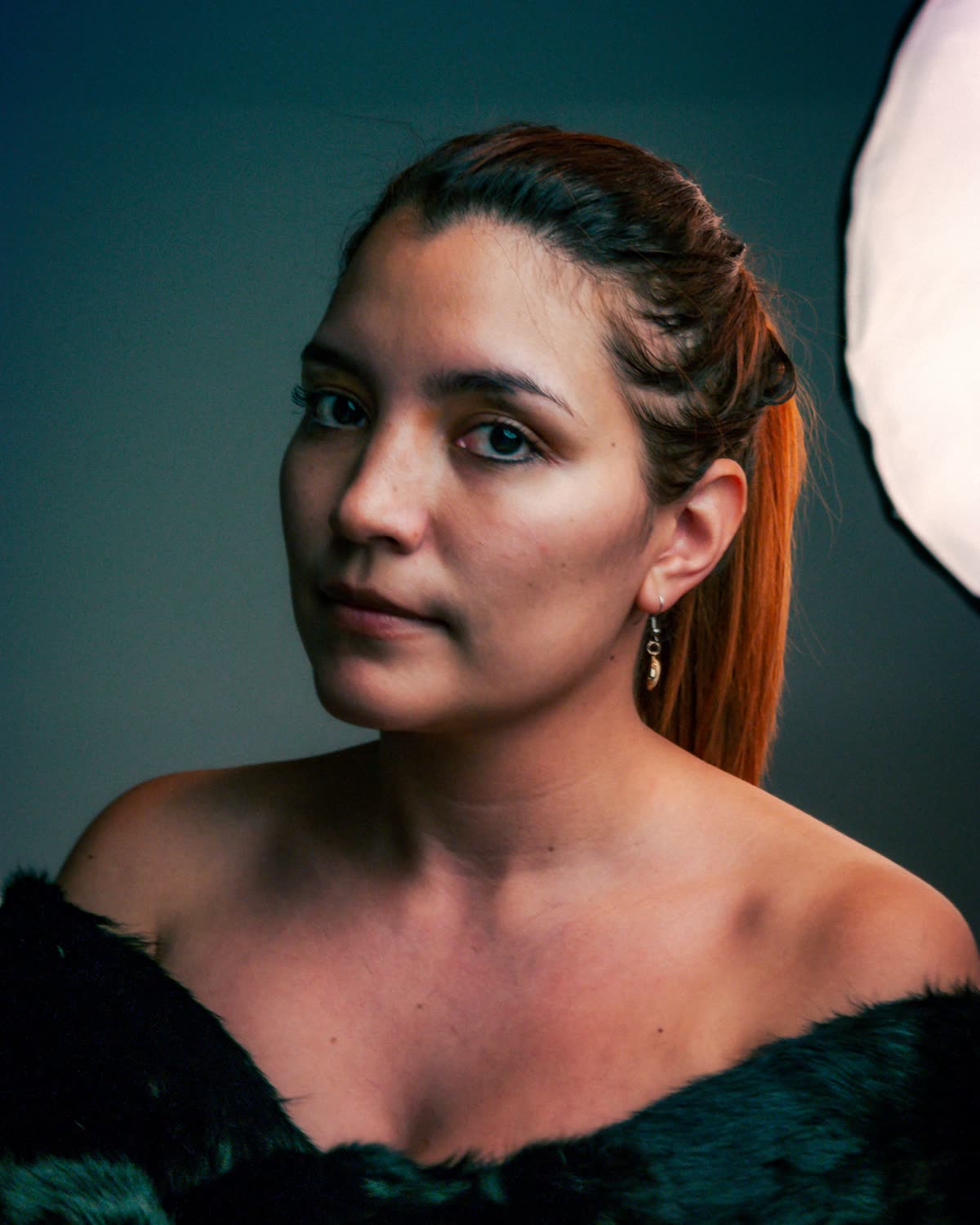 Portrait posé sous une lumière de studio