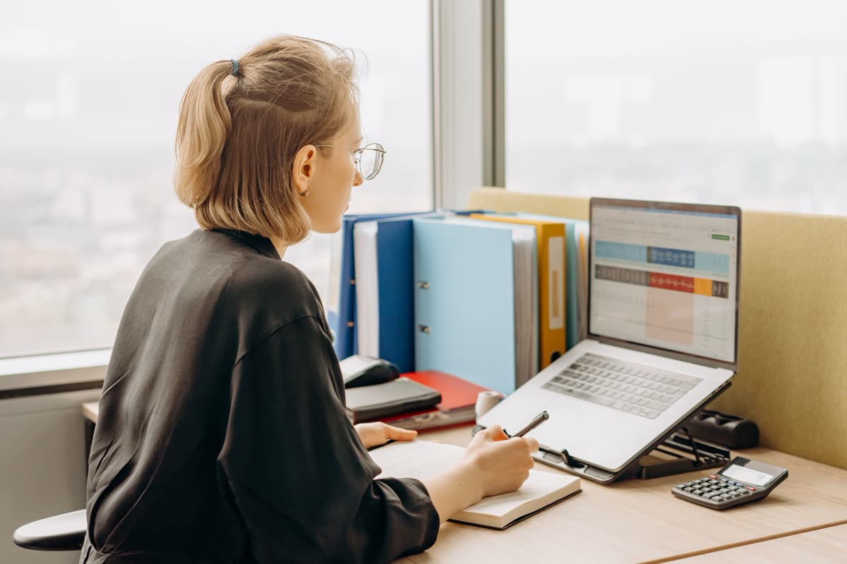 Formatrice travaillant à son bureau devant un ordinateur
