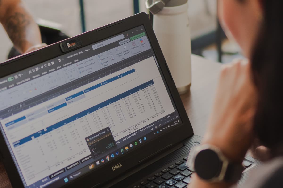 Tableur ouvert sur un ordinateur portable