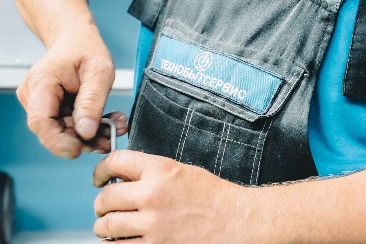 Plombier serrant un raccord à la clé