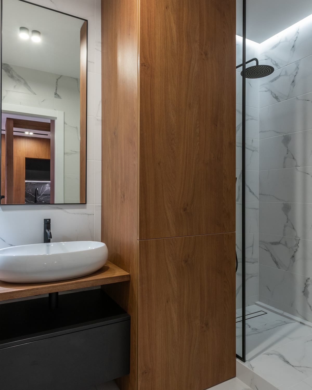 Salle de bain rénovée&nbsp;: vasque sur plan en bois et douche à l'italienne en marbre