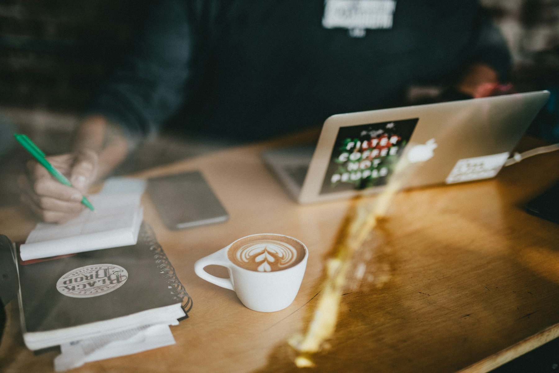 Prise de notes autour d’un café pendant un premier échange